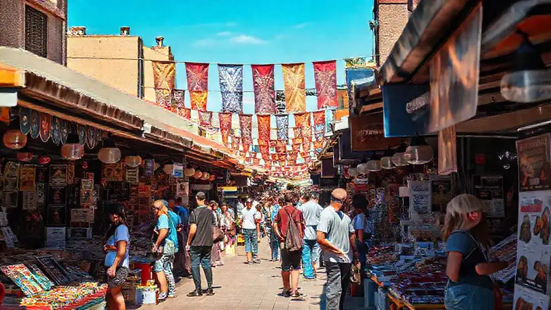 El mercado bullicioso resplandecía con alegría