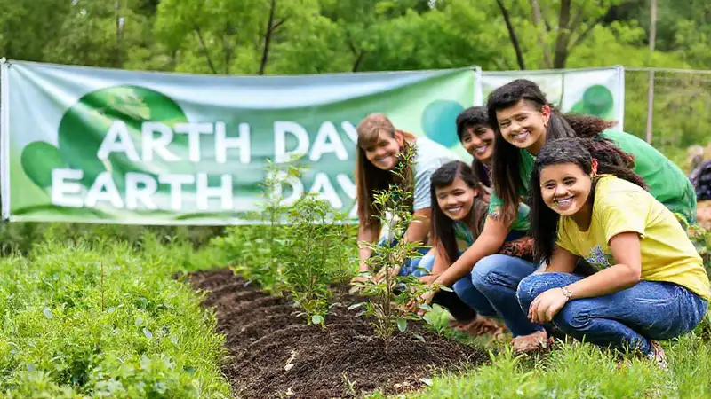 Voluntarios plantan árboles con esperanza