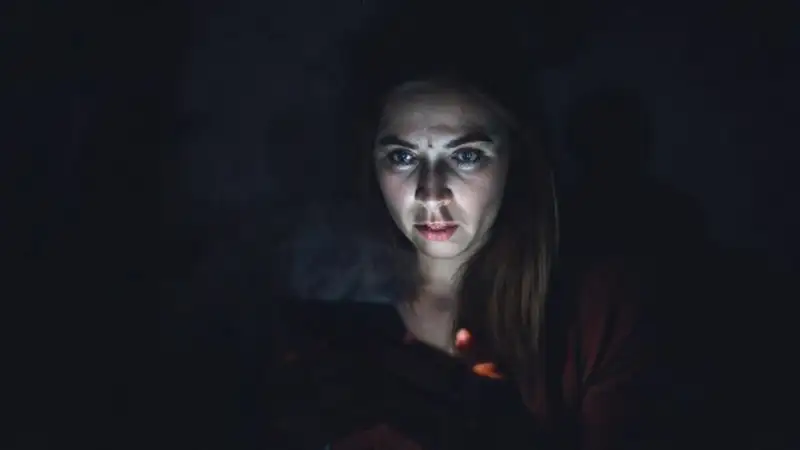 La mujer se siente aislada digitalmente