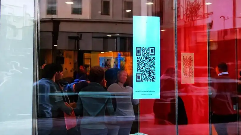 Una señal digital atractiva llama a clientes