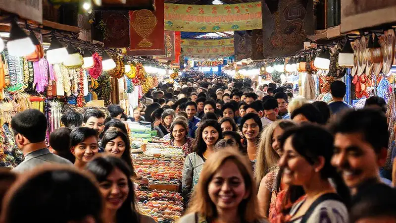 El mercado bullicioso irradiaba alegría y color