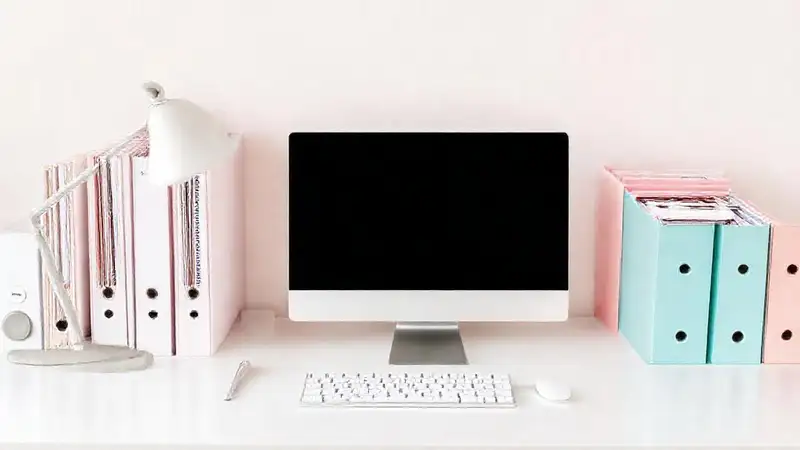 Espacio de trabajo ordenado y sereno