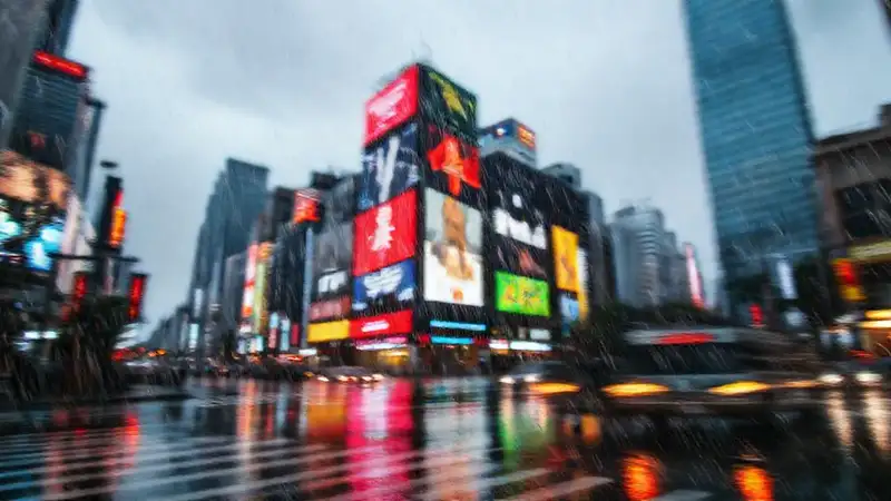 La ciudad lluviosa refleja luces impactantes