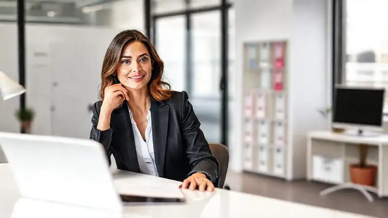 Una mujer de negocios crea una imagen profesional