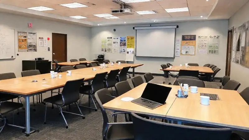 La sala de conferencias es un espacio moderno