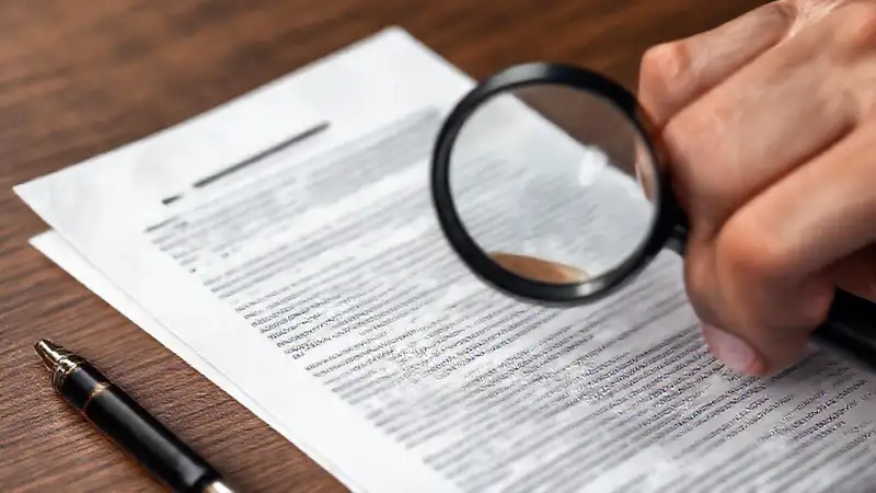 Manos examinan documentos legales serios
