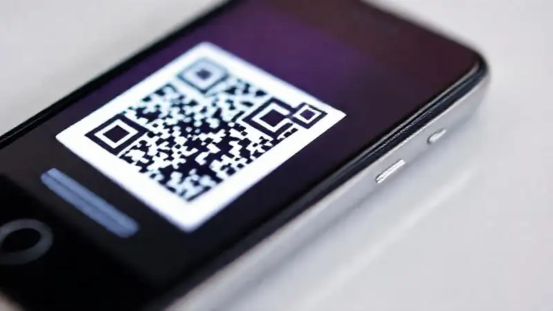 Código QR moderno en pantalla brillante