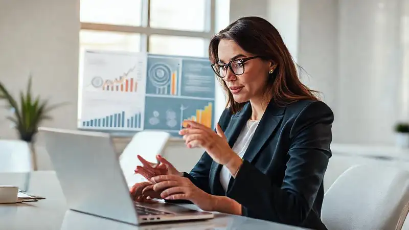 La ejecutiva planifica crecimiento digitalmente